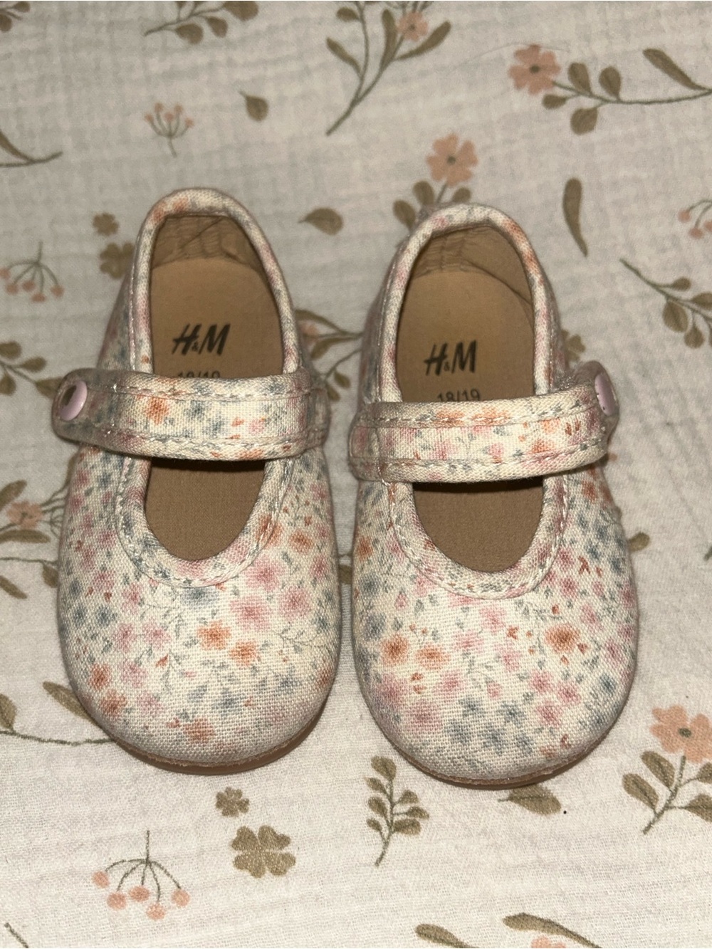 H&M Girls Floral Mary Jane Shoes in Pink, Cream and Gray